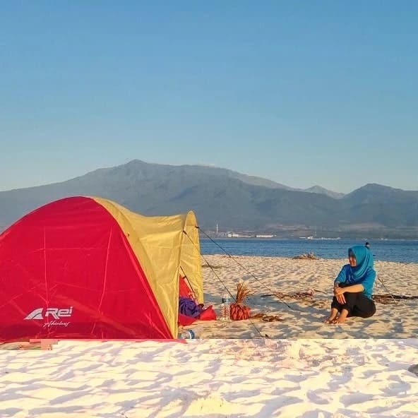 Suasana camping dengan tenda diatas hamparan pasir putih di Gili Kondo