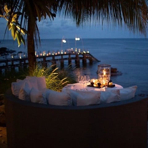 Suasana kolam renang dan lampu lilin dimalam hari The Lombok Lodge