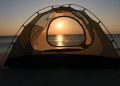 tenda camping di pinggir pantai dengan suasana sunset di Gili Bidara