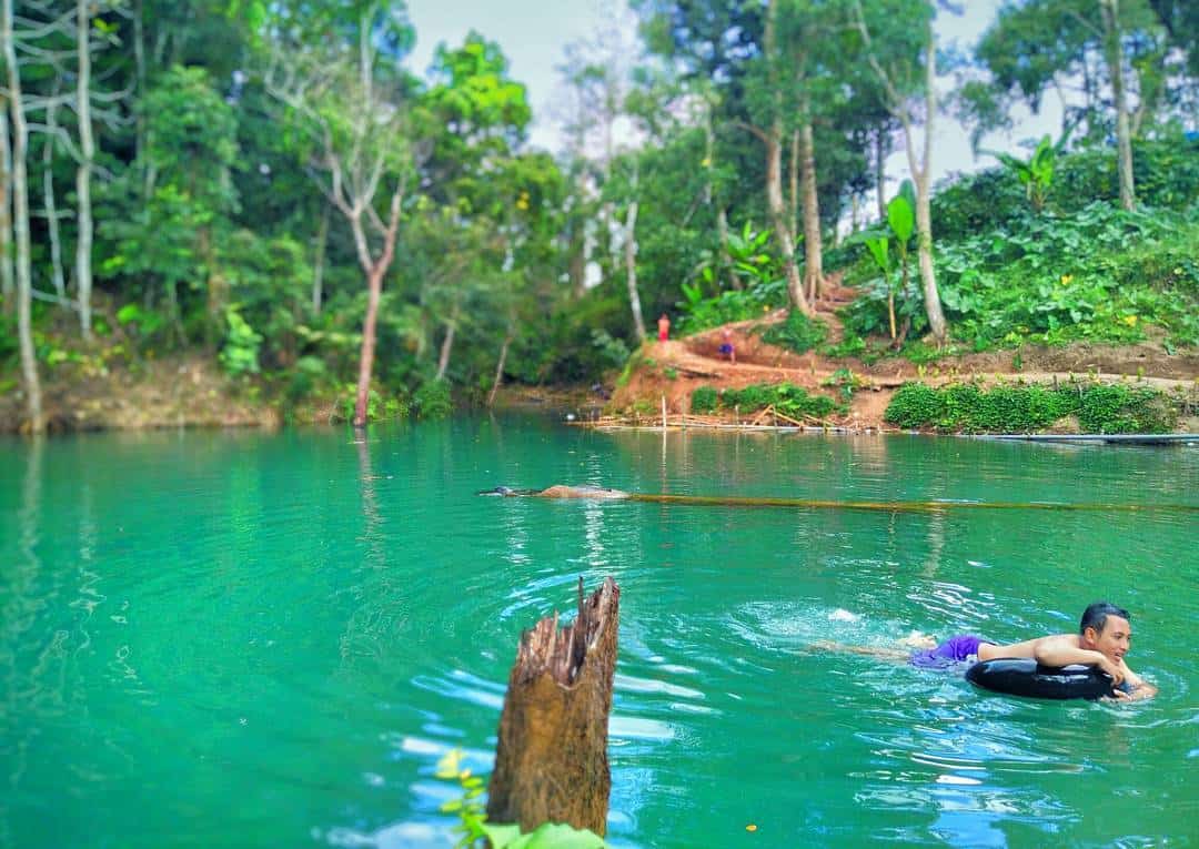 berenang dengan ban karet di Danau Biru Lombok Tengah
