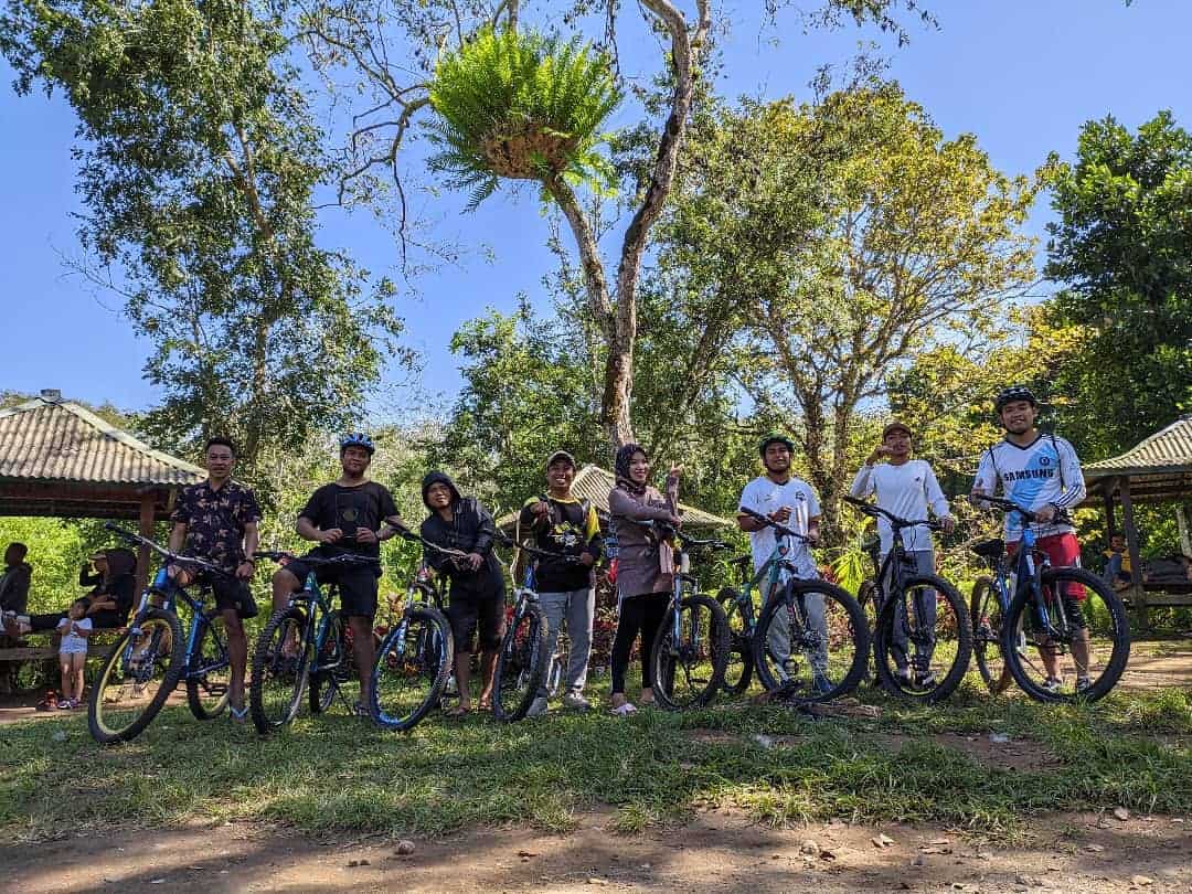 pecinta sepeda di tengah kawasan Hutan Lindung Nuraksa