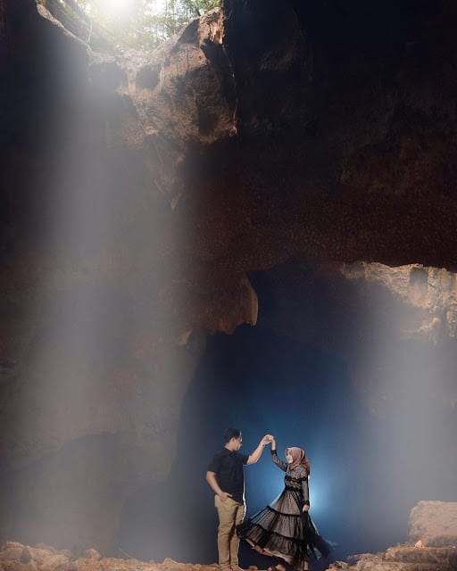 pasangan melakukan prewedding di dalam gua sumur lombok