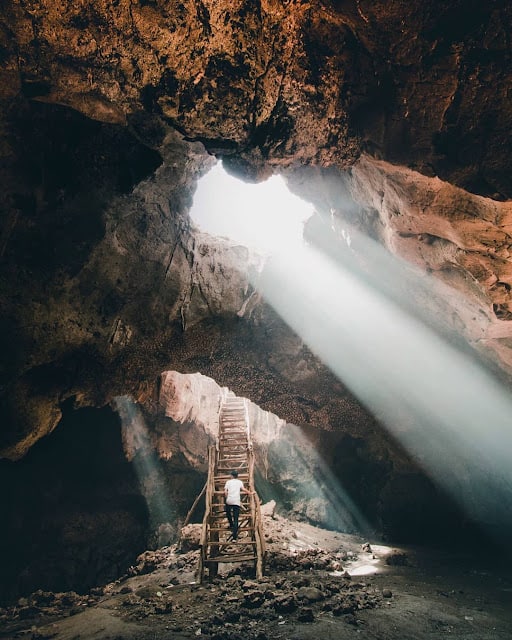 anak tangga di gua sumur dengan suasana terang di gua sumur