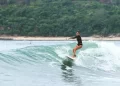 Hempasan ombak saat wisatawan surfing