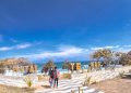 Wisatawan berdiri di depan tulisan Pantai Telawas dengan pemandangan langit biru