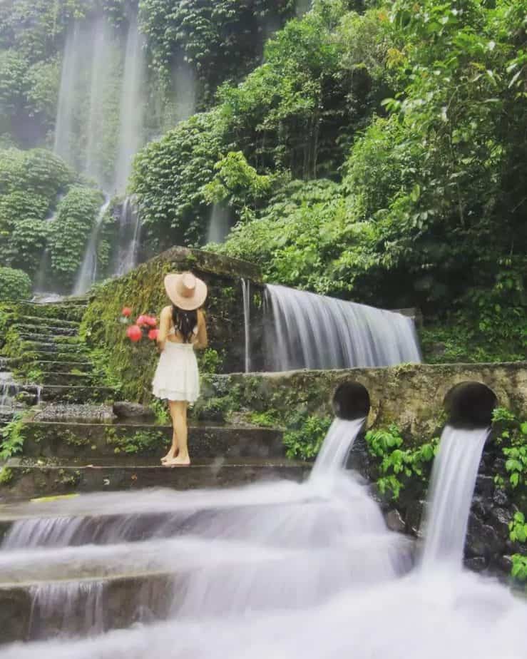 Wisatawan melakukan photoshoot di Air Terjun Benang Kelambu