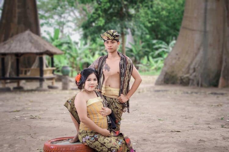 Dua wisatawan melakukan photoshoot prewedding