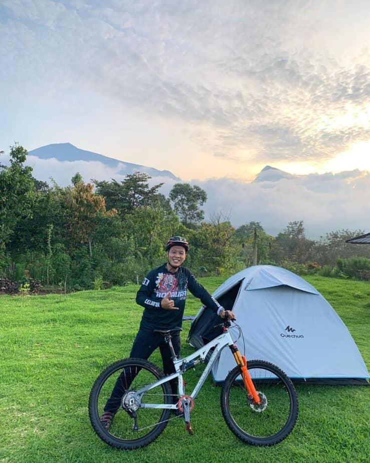 Wisawatan menggunakan sepeda menuju Wisata Taman Bukit Pemedengan