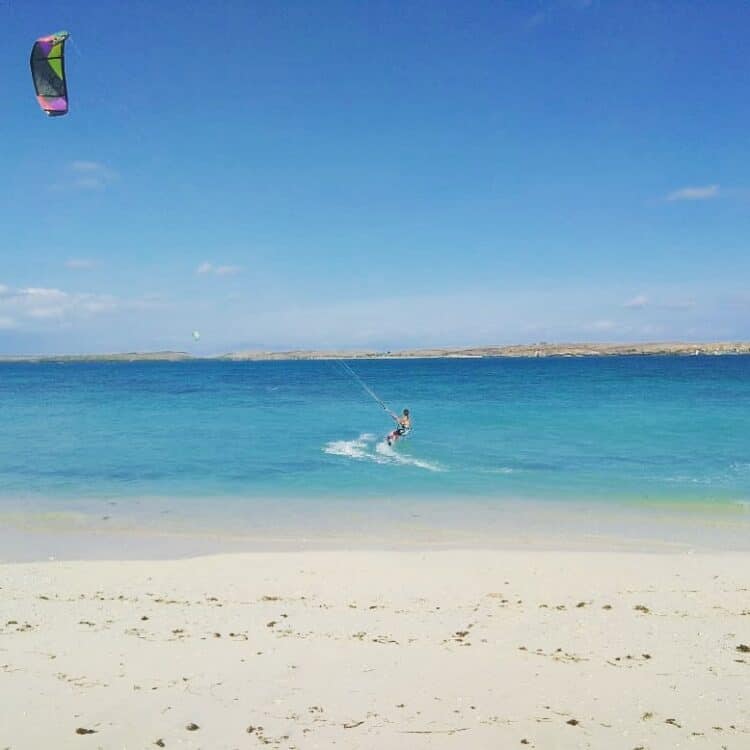 Wisatawan melakukan kitesurfing di Pantai Kaliantan