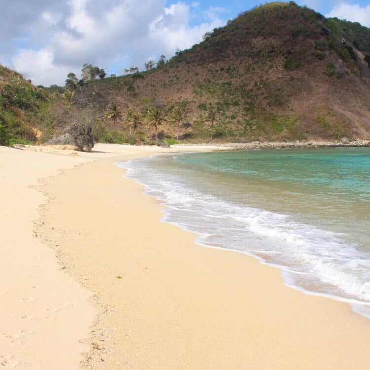 Pasir putir bersanding dengan ombak tenang di Pantai Nambung