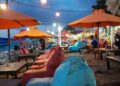 Suasana malam di kedai makanan Pantai Tanjung Bias