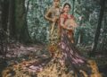 Sepasang kekasih melakukan prewedding dengan adat Bali