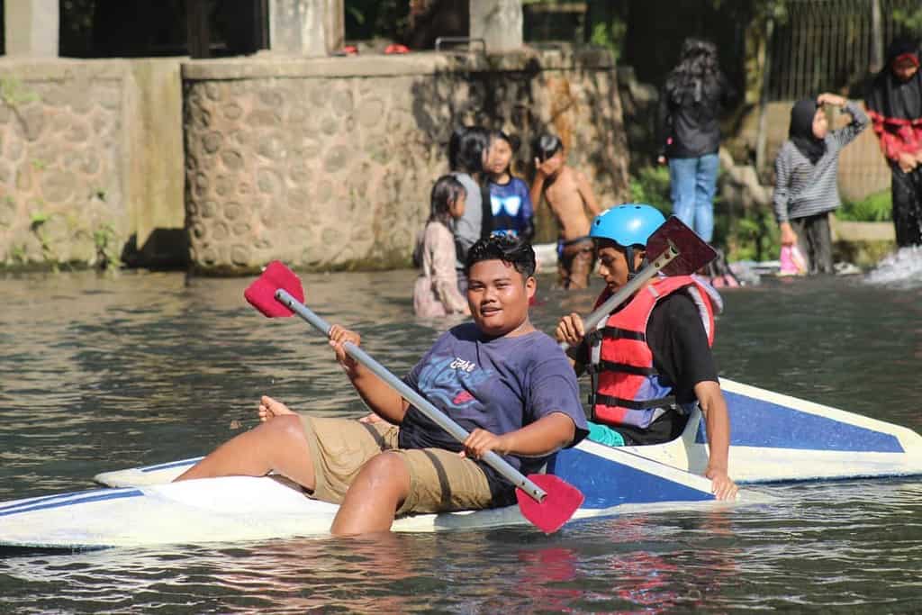 Menikmati permainan kano di sungai