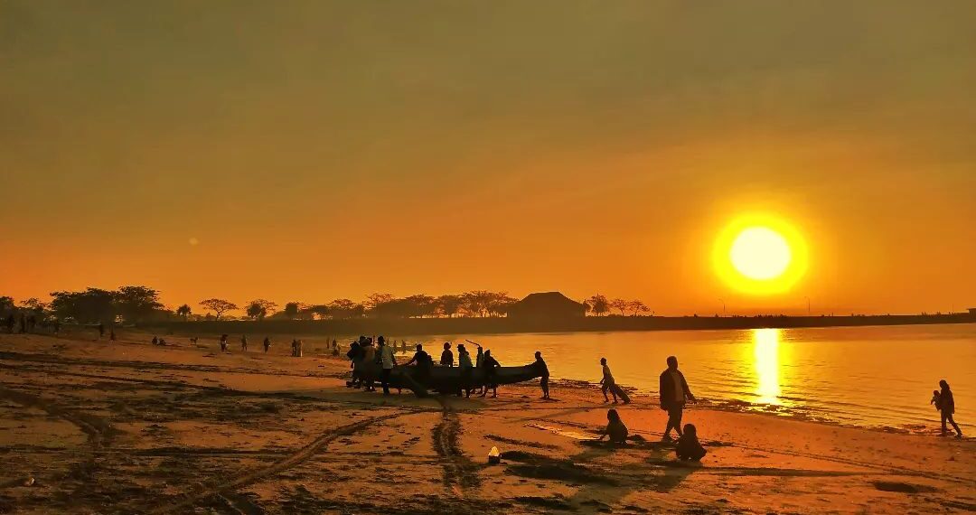Pemandangan matahari terbit di Pantai Labuan Haji