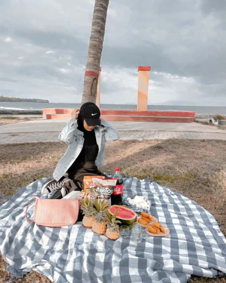 Piknik di pinggiran Pantai Labuan Haji