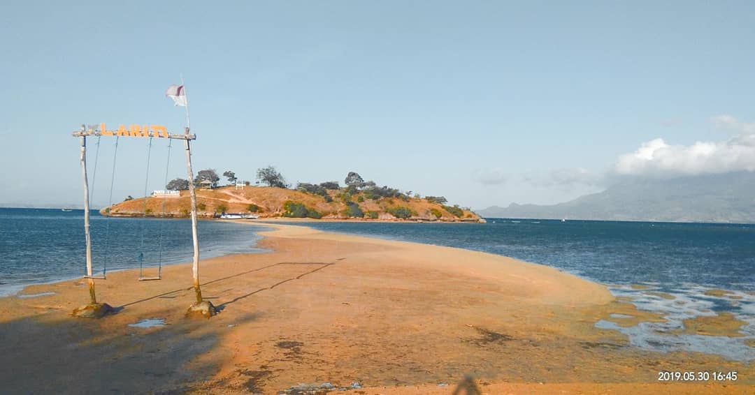 Cantiknya Pantai Lariti yang tenang disiang hari
