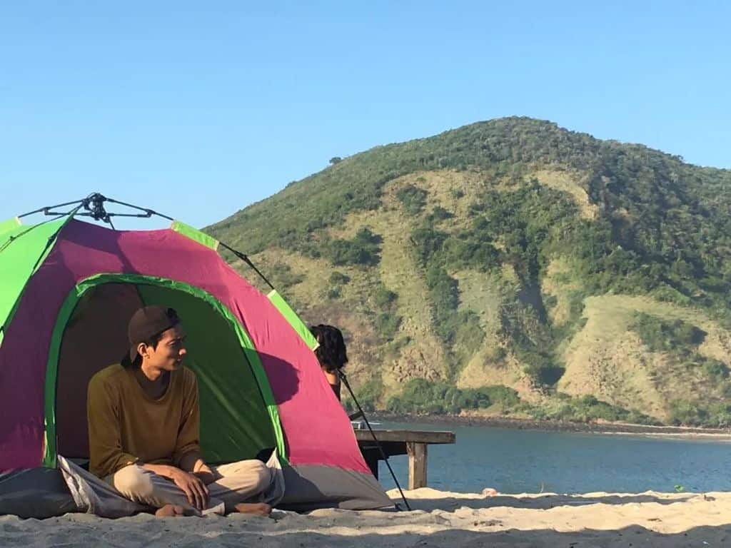 Camping dengan tenda di pinggir pantai