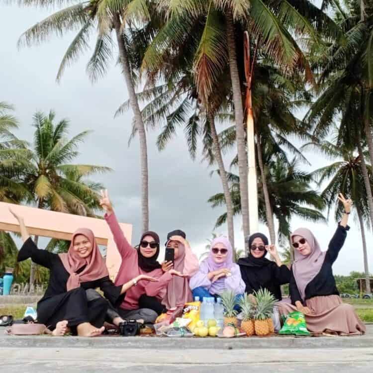 Bersantai di pinggir pantai Suryawangi bersama teman-teman