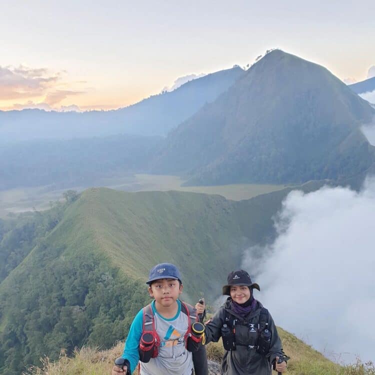 Dua pendaki di atas puncak Bukit Kondo