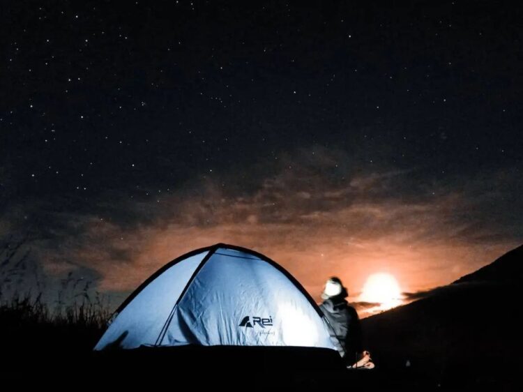 Camping diatas bukit di malam hari