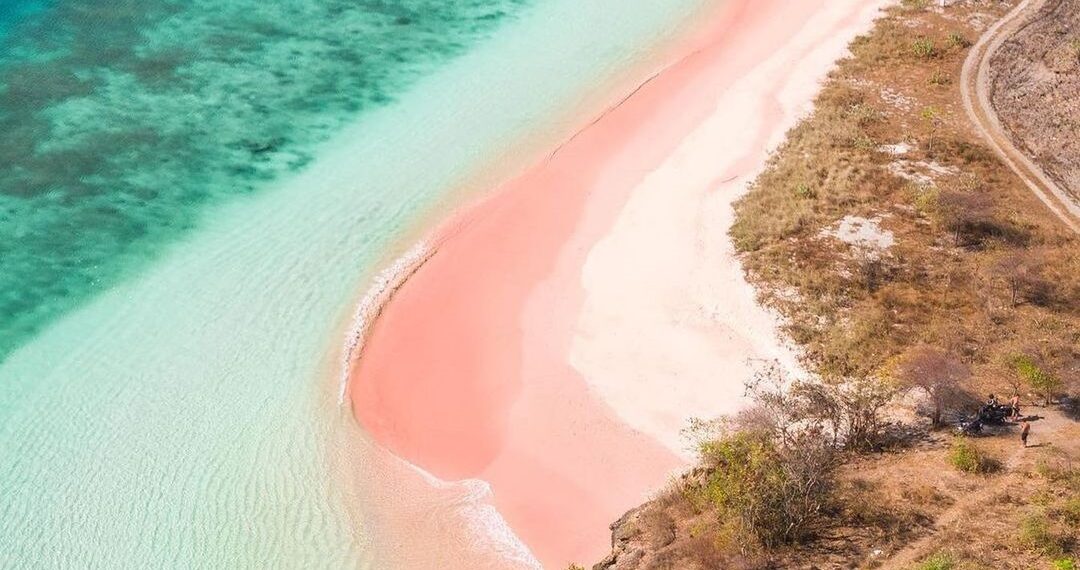 Pemandangan Pantai Tangsi berpasir merah muda