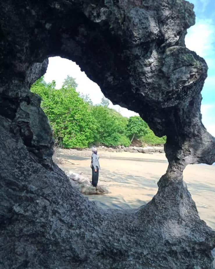 Batuan unik yang bolong seperti sebuah gua