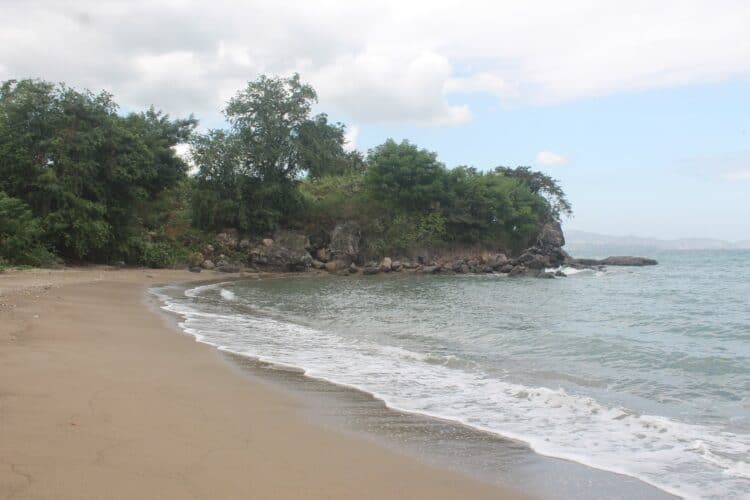Air laut yang tenang di Pantai Wadu Baba