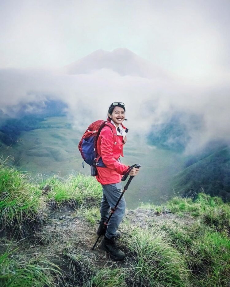 Pendaki wanita di atas puncak Bukit Kondo