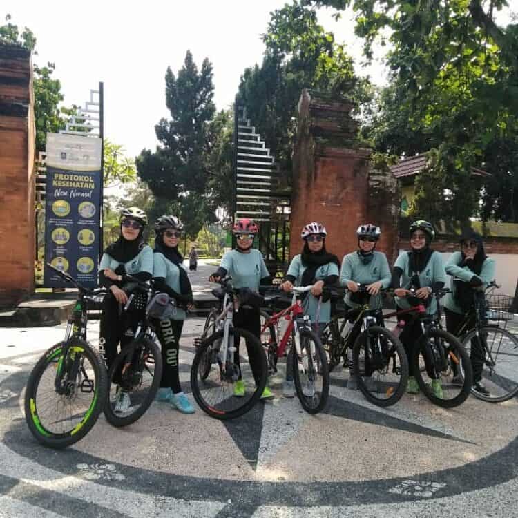 Bersepeda menuju situs bersejarah di Lombok