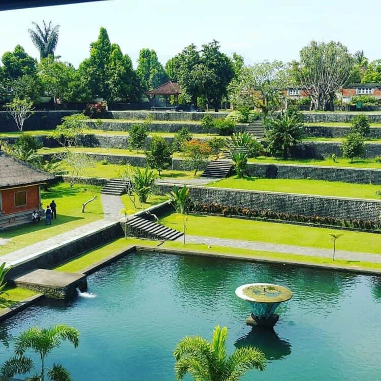 Pemandangan indahnya telaga di situs bersejarah di Lombok