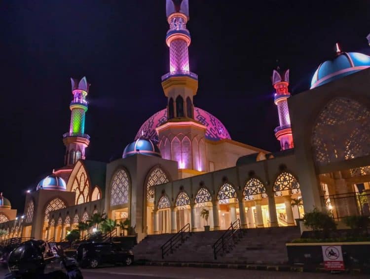 Cahaya lampu menara Islamic Center Mataram