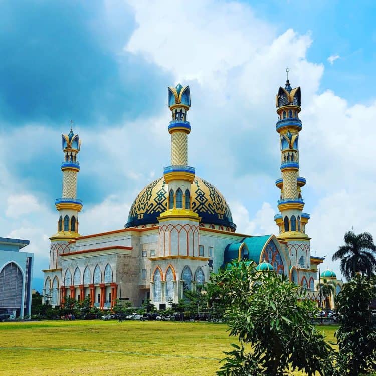Pemandangan Masjid Islamic Center di pusat Kota Mataram