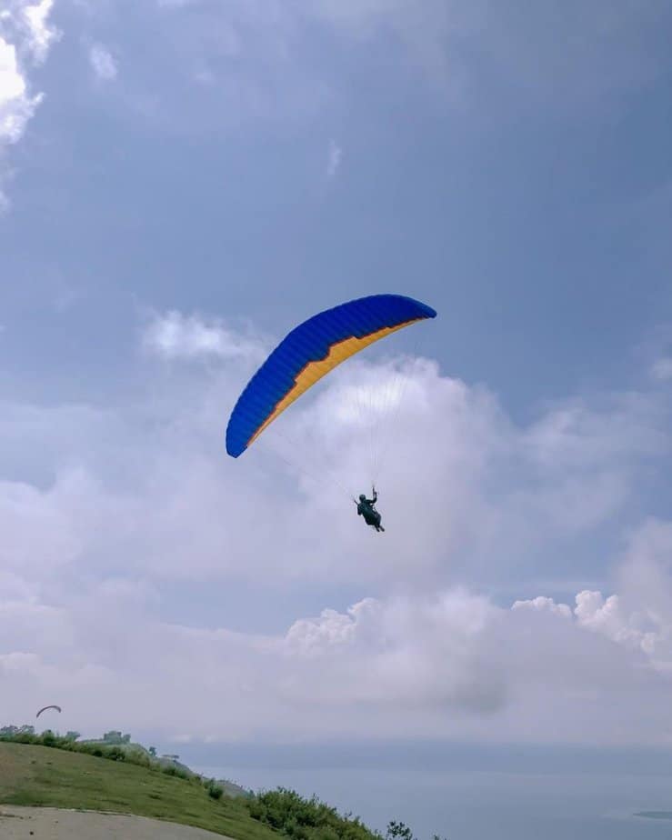 Olahraga paralayang di atas udara Sumbawa Barat