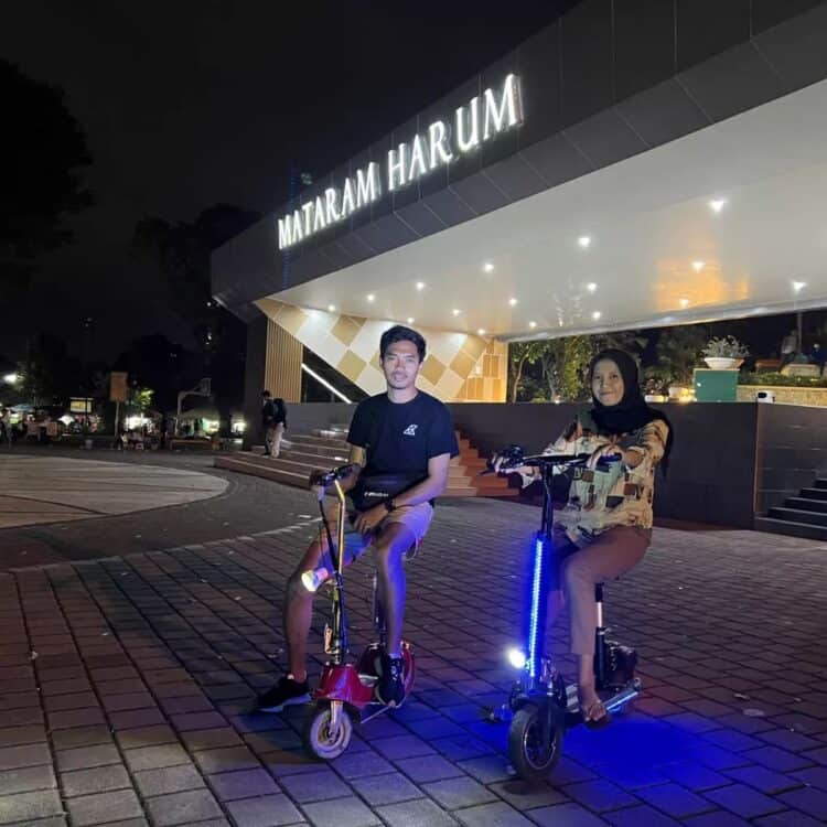 Bermain sepeda di Taman Sangkareang