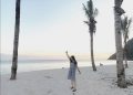 Wisatwan di Pantai Maluk berpasir putih