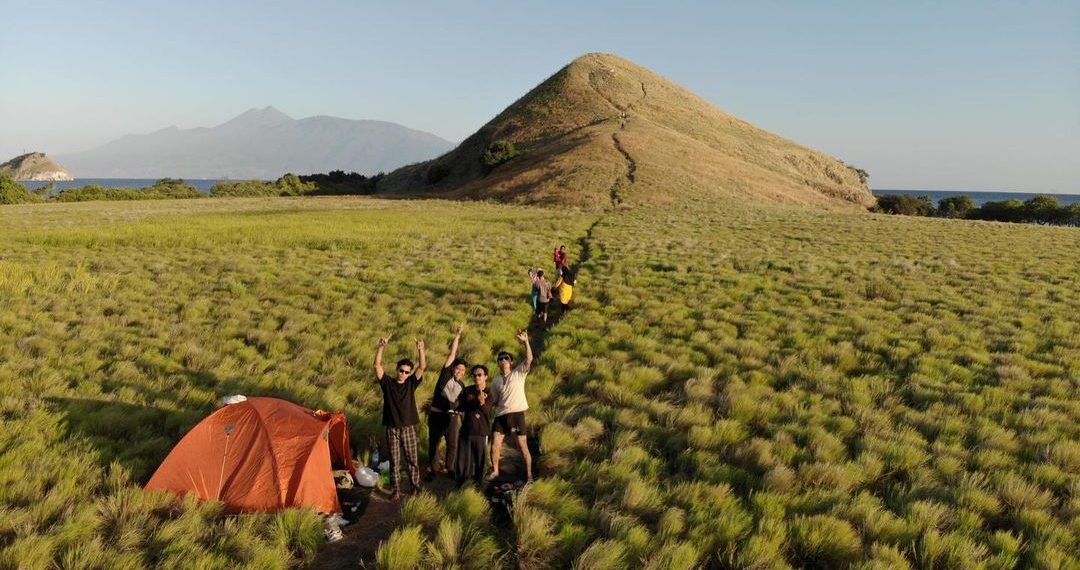 Camping diantara hamparan ilalang di bukit Pulau Kenawa