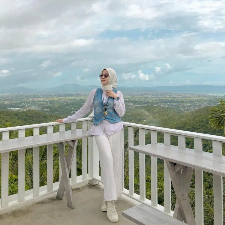 Pengunjung menikmati suasana di puncak Bukit Bengkaung