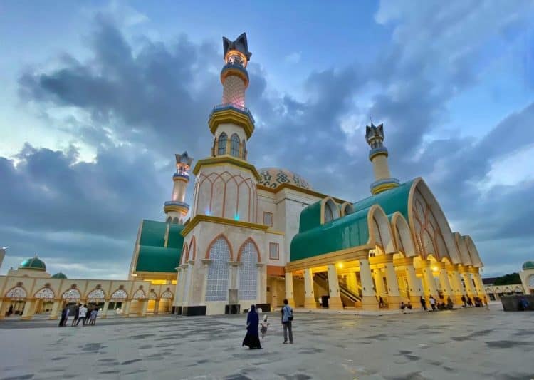 Kecantikan Islamic Center Mataram menjelang malam hari