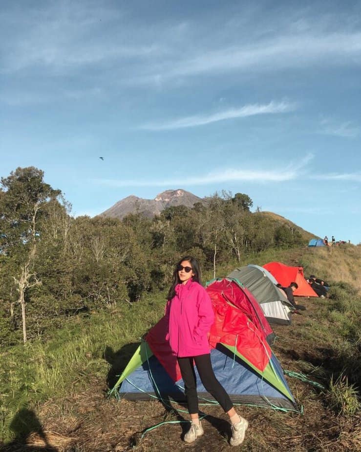 Pendaki perempuan di area camping Bukit Malang Sembalun