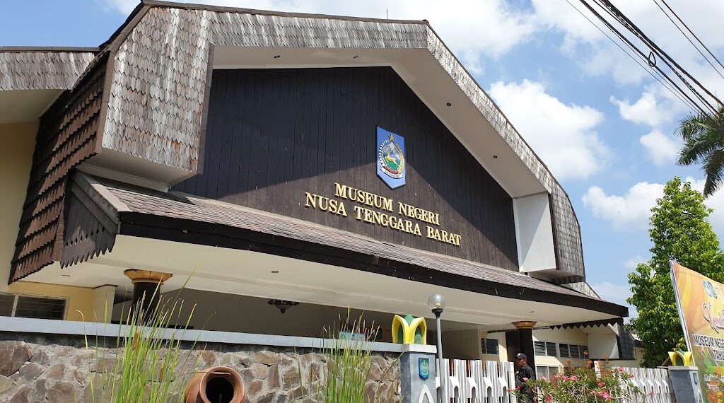 Penampakan depan dari bangunan Museum Negeri Nusa Tenggara Barat