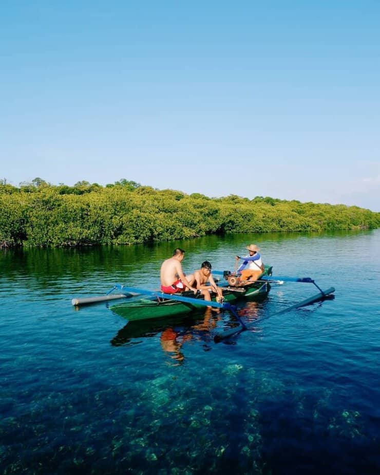 Perahu di dekat hutan mangrove Gili Sulat