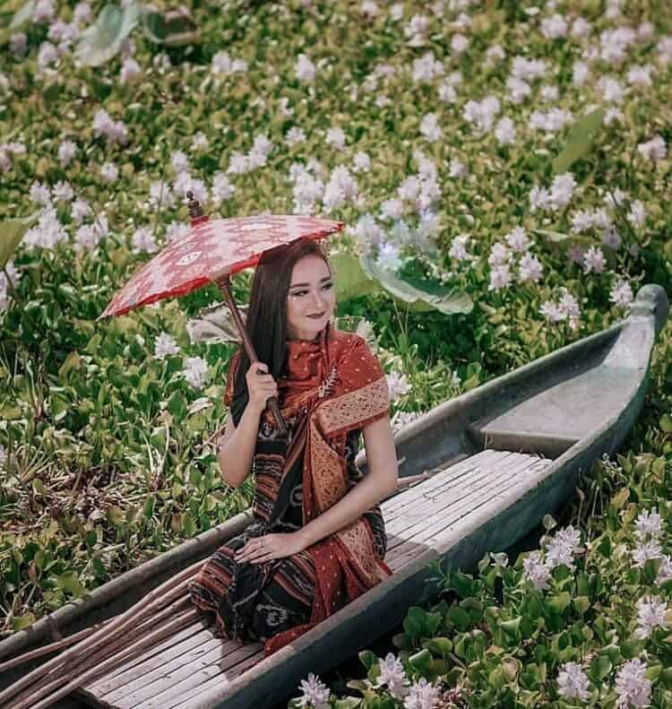 Perempuan di atas sampan di tengah Danau Lebo Taliwang
