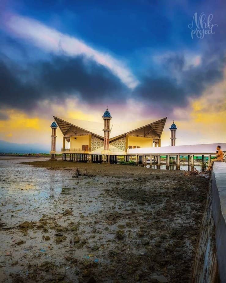 Pemandangan Masjid Terapung Bima ketika air laut surut