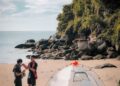 Wisatawan melakukan camping di pinggir Pantai Rontu