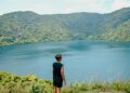 Wisatawan menggunakan baju hitam melihat pemandangan Danau Satonda