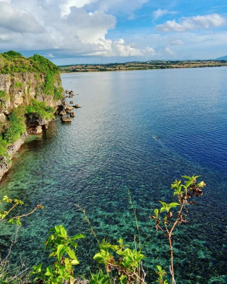 Pemandangan lautan luas di pinggir tebing Tanjung Menangis