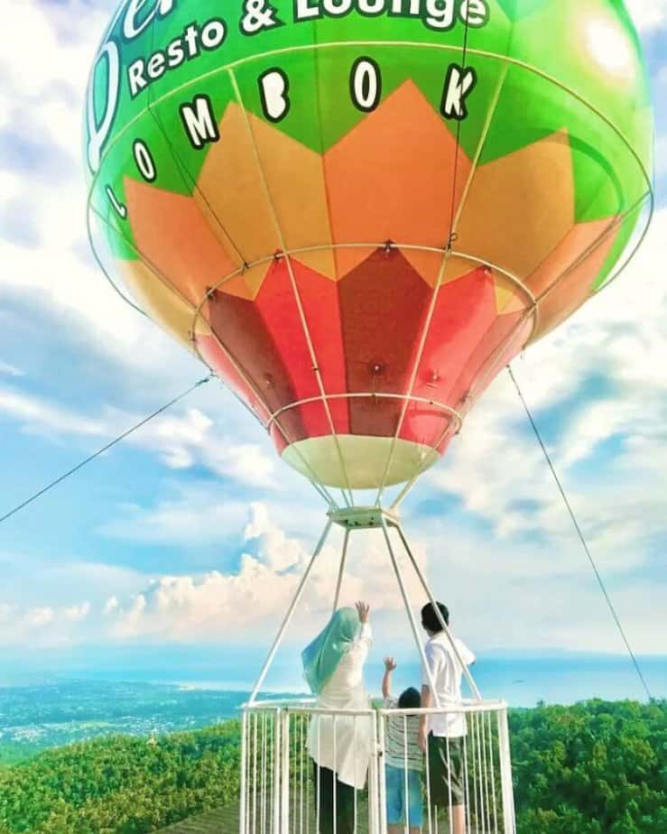 Pemandangan indah dari balon udara Benhill Lombok