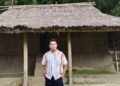 Wisatawan berada di depan salah satu rumah adat Desa Beleq Sembalun