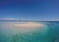 Pemandangan Gili Kapal yang hanya berupa hamparan pasir putih di tengah lautan biru
