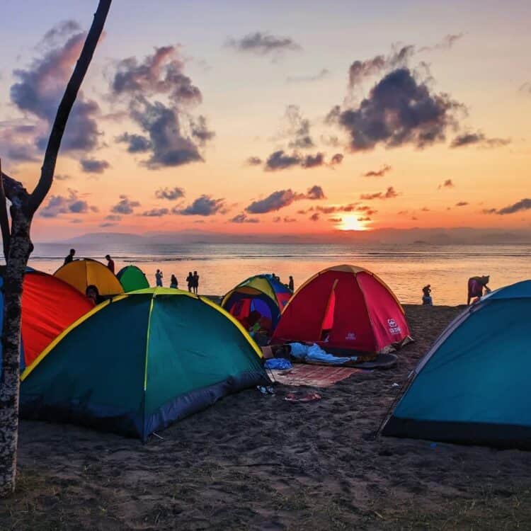 Tenda-tenda camping di Pantai Rambang